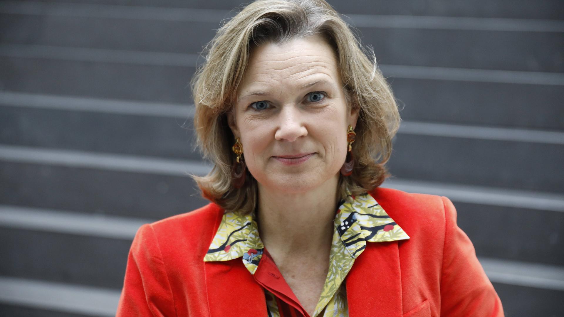 Katharina von Schnurbein trägt einen roten Blazer und darunter eine bunt gemusterte Bluse. Sie blickt lächelnd in die Kamera. Katharina von Schnurbein trägt einen roten Blazer und darunter eine bunt gemusterte Bluse. Sie blickt lächelnd in die Kamera.
