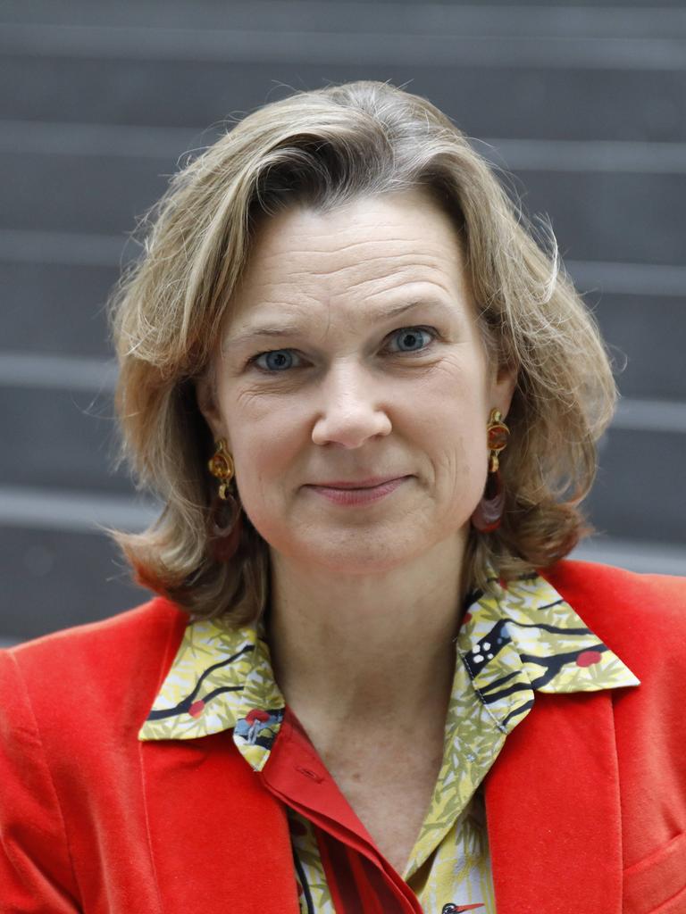 Katharina von Schnurbein trägt einen roten Blazer und darunter eine bunt gemusterte Bluse. Sie blickt lächelnd in die Kamera.