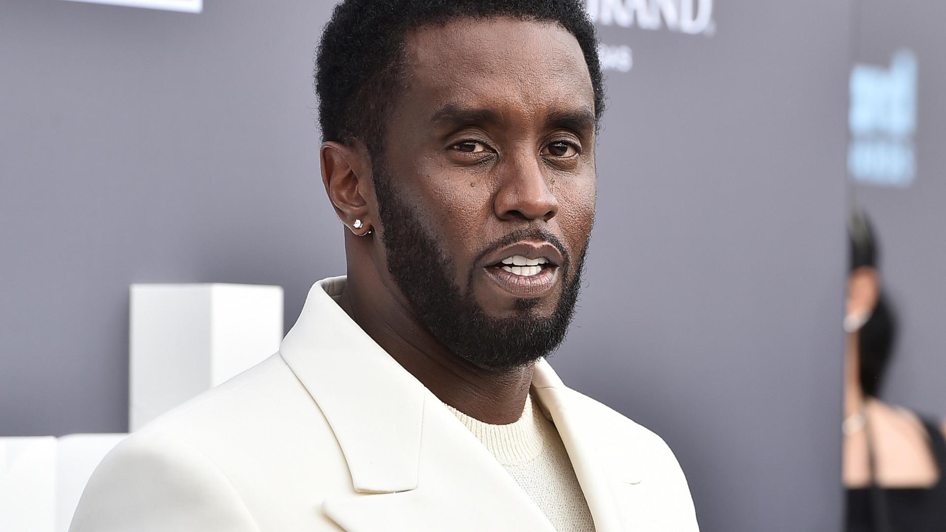 Sean "Diddy" Combs in einem weißen Anzug auf dem roten Teppich bei einer Preisverleihung 2022