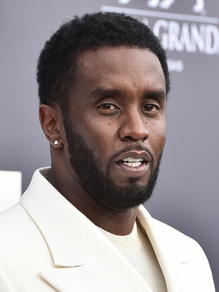 Sean "Diddy" Combs in einem weißen Anzug auf dem roten Teppich bei einer Preisverleihung 2022