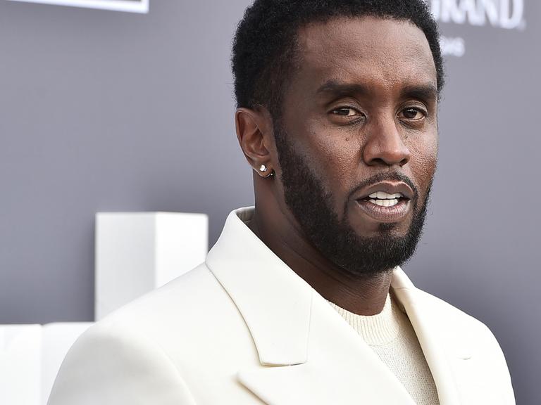 Sean "Diddy" Combs in einem weißen Anzug auf dem roten Teppich bei einer Preisverleihung 2022