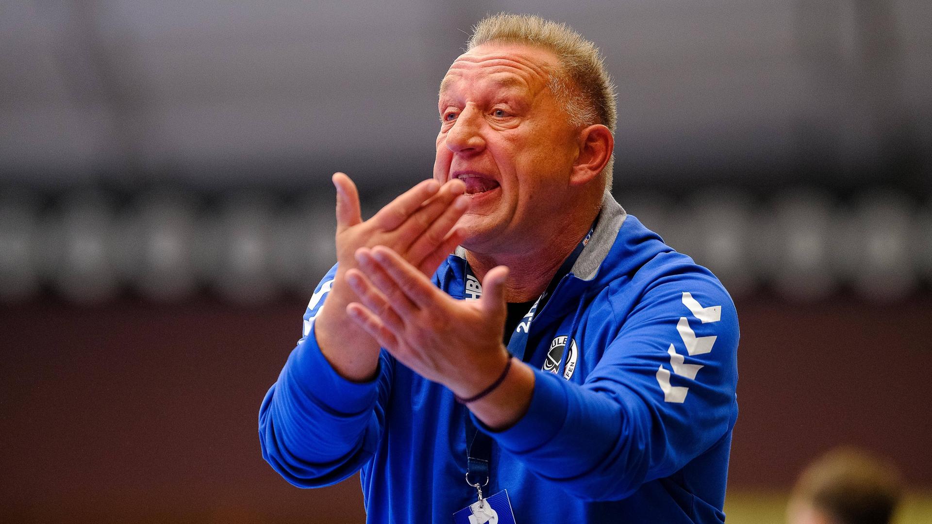 Handballtrainer Michael Biegler klatscht in die Hände.