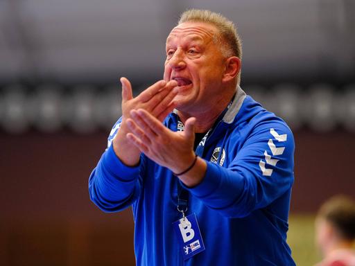 Handballtrainer Michael Biegler klatscht in die Hände.