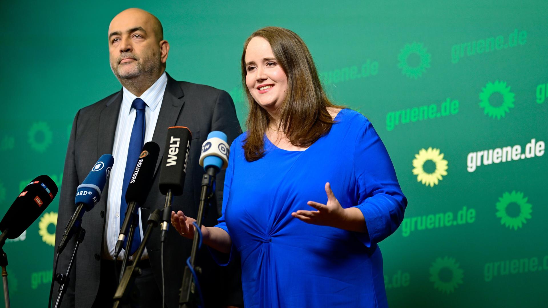 Berlin: Grünen-Parteivorsitzende Ricarda Lang (r) und Omid Nouripour sprechen bei einem Statement in der Bundesgeschäftsstelle Bündnis 90/Die Grünen. 