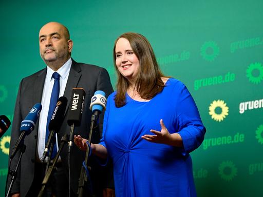 Berlin: Grünen-Parteivorsitzende Ricarda Lang (r) und Omid Nouripour sprechen bei einem Statement in der Bundesgeschäftsstelle Bündnis 90/Die Grünen. 