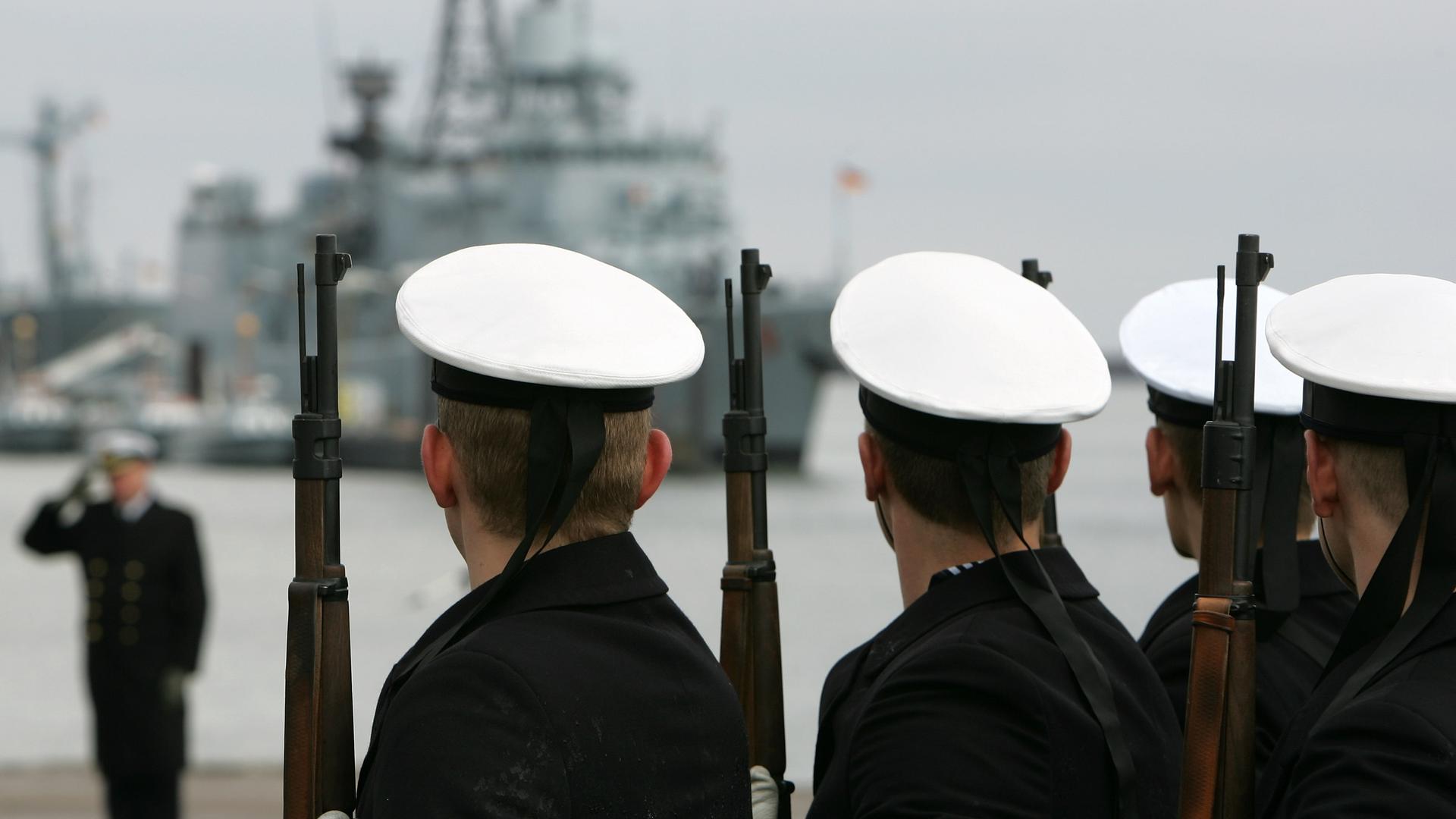 Ehrenformation der Marine in Wilhelmshaven