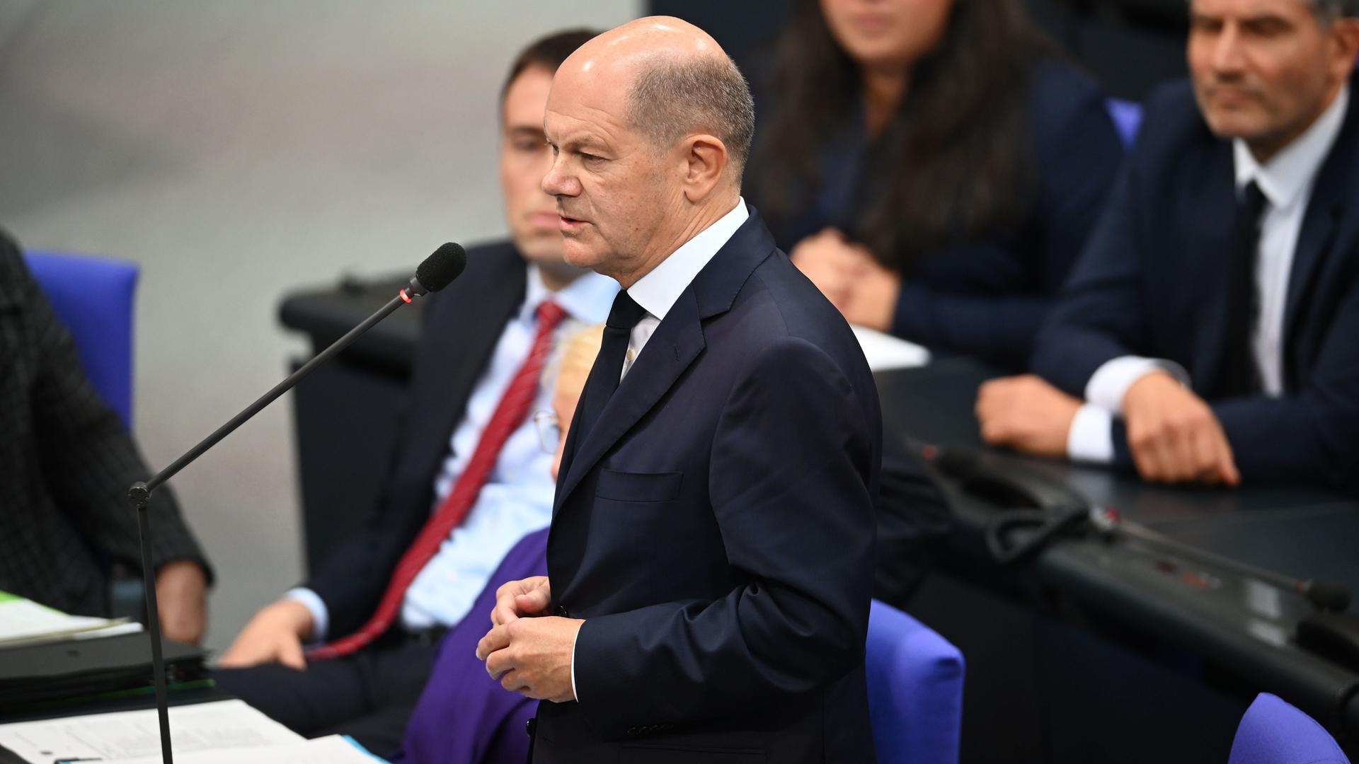 Berlin: Bundeskanzler Olaf Scholz (SPD) spricht im Bundestag.