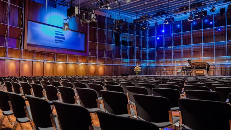 Bestuhlter und leerer Deutschlandfunk-Kammermusiksaal vor einem Raderbergkonzert